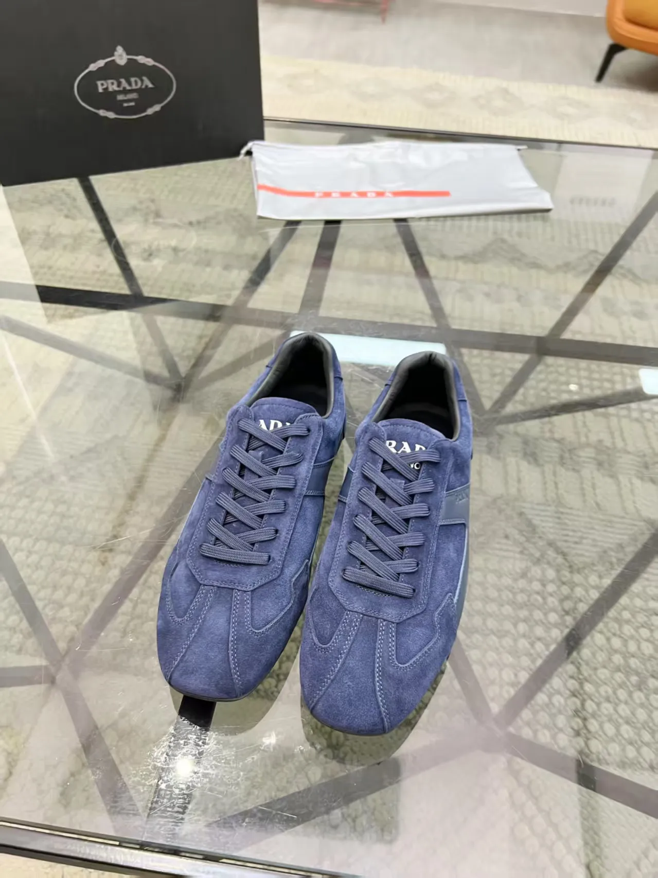 P400 38-45 Prada Prada’s new men’s leather sneakers, the highest version on the market, any comparison is welcome🆚! The original leather has excellent texture and is super high-end! Fetal sheep net lining imported from Italy, removable pad! Luxurious materials and fine workmanship, highly recommended!